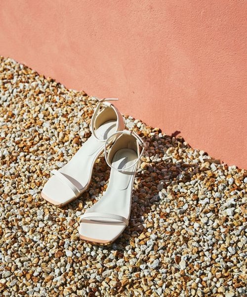 Andemiu（アンデミュウ）の「メタルストラップサンダル114559（サンダル・レディース・オフホワイト/ブラック・LARGE/MEDIUM）」の2枚目の写真