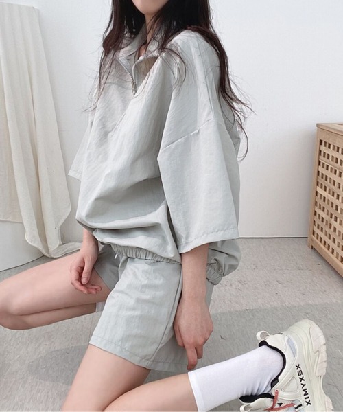 SHEPP（シープ）の「セットアップハーフジップ ショートパンツ（セットアップ・レディース・ベージュ/グレー・F）」の2枚目の写真