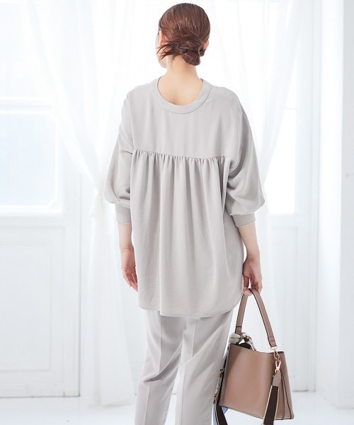 12Twelve Agenda（トゥエルブ　アジェンダ）の「袖先リブキーネックシャツ（シャツ/ブラウス・レディース・チャコールグレー/サックスブルー/アイボリー/グレイッシュベージュ・M）」の17枚目の写真