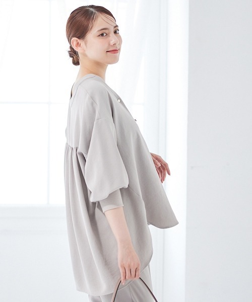 12Twelve Agenda（トゥエルブ　アジェンダ）の「袖先リブキーネックシャツ（シャツ/ブラウス・レディース・チャコールグレー/サックスブルー/アイボリー/グレイッシュベージュ・M）」の15枚目の写真