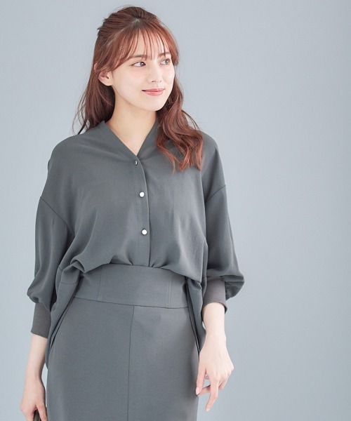 12Twelve Agenda（トゥエルブ　アジェンダ）の「袖先リブキーネックシャツ（シャツ/ブラウス・レディース・チャコールグレー/サックスブルー/アイボリー/グレイッシュベージュ・M）」の21枚目の写真