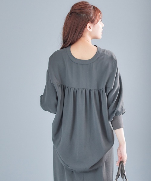 12Twelve Agenda（トゥエルブ　アジェンダ）の「袖先リブキーネックシャツ（シャツ/ブラウス・レディース・チャコールグレー/サックスブルー/アイボリー/グレイッシュベージュ・M）」の22枚目の写真