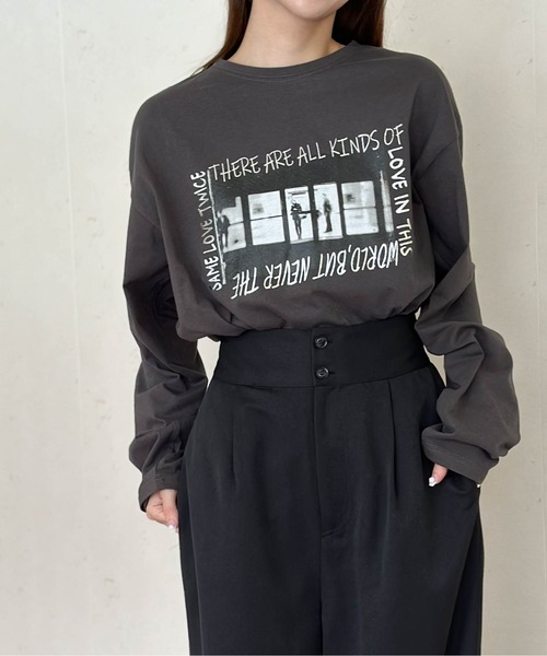 Per sist ence(パーシエンス)の「オーバーサイズフォト+箔ロゴロンT(Tシャツ/カットソー・レディース・チャコールグレー/ホワイト系1/ホワイト系2・FREE)」の1枚目の写真