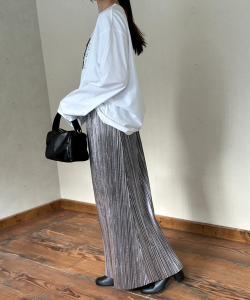 Per sist ence(パーシエンス)の「オーバーサイズフォト+箔ロゴロンT(Tシャツ/カットソー・レディース・チャコールグレー/ホワイト系1/ホワイト系2・FREE)」の11枚目の写真