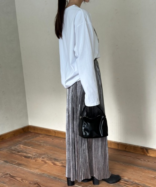 Per sist ence(パーシエンス)の「オーバーサイズフォト+箔ロゴロンT(Tシャツ/カットソー・レディース・チャコールグレー/ホワイト系1/ホワイト系2・FREE)」の9枚目の写真