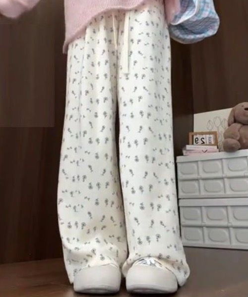 SHEPP(シープ)の「小花 フラワープリントスウェットリラックスパンツ(スウェットパンツ・レディース・ライトグレー/アイボリー/グレー・M/L)」の4枚目の写真