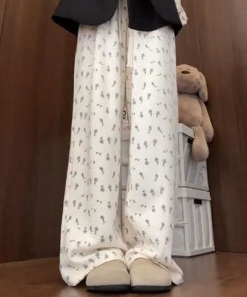 SHEPP(シープ)の「小花 フラワープリントスウェットリラックスパンツ(スウェットパンツ・レディース・ライトグレー/アイボリー/グレー・M/L)」の15枚目の写真