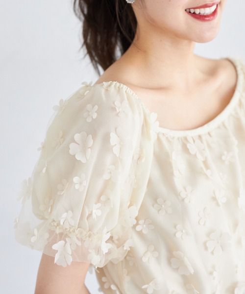 tocco closet(トッコ クローゼット)の「立体フラワー付きバルーンスリーブチュールブラウス(シャツ/ブラウス・レディース・ブラック/ライトベージュ・M)」の2枚目の写真