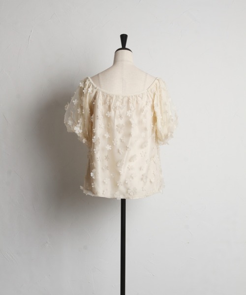 tocco closet(トッコ クローゼット)の「立体フラワー付きバルーンスリーブチュールブラウス(シャツ/ブラウス・レディース・ブラック/ライトベージュ・M)」の16枚目の写真