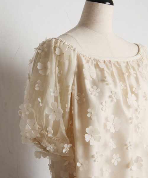 tocco closet(トッコ クローゼット)の「立体フラワー付きバルーンスリーブチュールブラウス(シャツ/ブラウス・レディース・ブラック/ライトベージュ・M)」の19枚目の写真