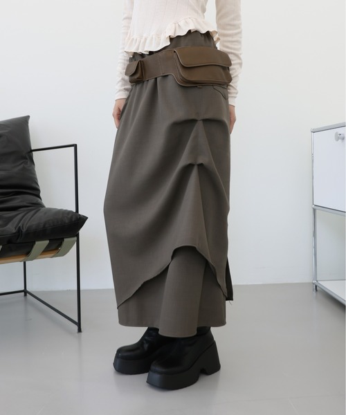 UNE MANSION（ユヌマンション）の「【UNE ORIGINAL】【ウエストゴム仕様】ダブルラップレイヤードアンバランスピンタックユニークロングスカート（スカート・レディース・チャコール/ブラック/ダークブラウン・FREE）」の14枚目の写真