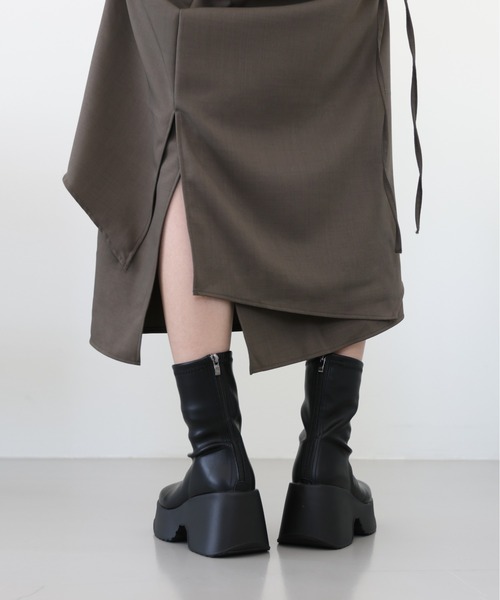 UNE MANSION（ユヌマンション）の「【UNE ORIGINAL】【ウエストゴム仕様】ダブルラップレイヤードアンバランスピンタックユニークロングスカート（スカート・レディース・チャコール/ブラック/ダークブラウン・FREE）」の15枚目の写真