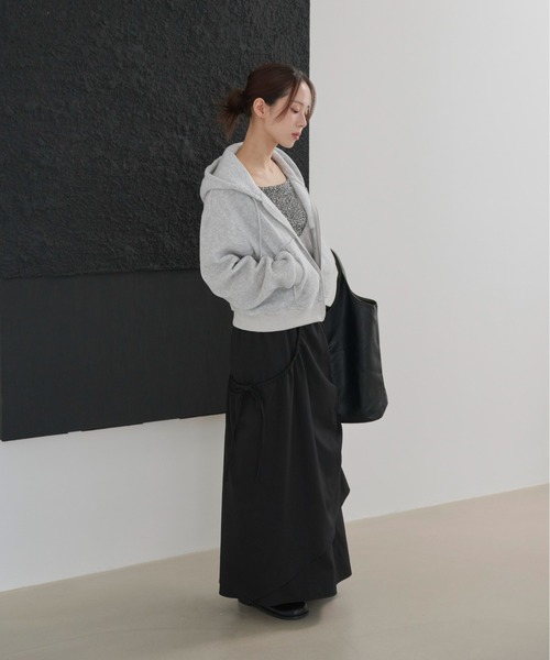 UNE MANSION（ユヌマンション）の「【UNE ORIGINAL】【ウエストゴム仕様】ダブルラップレイヤードアンバランスピンタックユニークロングスカート（スカート・レディース・チャコール/ブラック/ダークブラウン・FREE）」の10枚目の写真