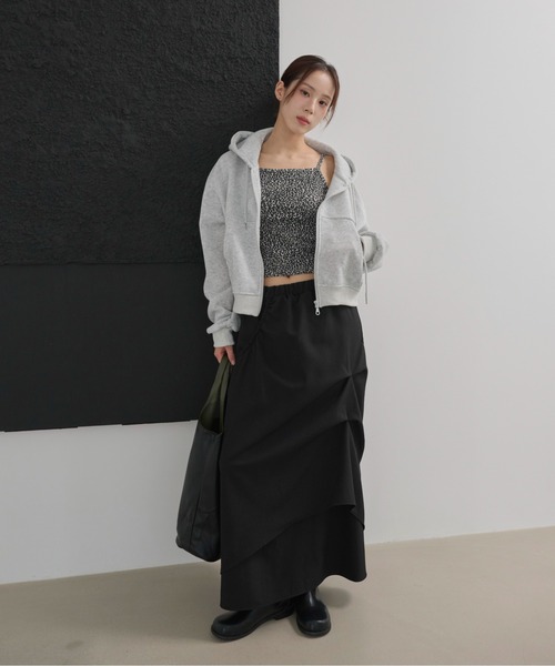 UNE MANSION（ユヌマンション）の「【UNE ORIGINAL】【ウエストゴム仕様】ダブルラップレイヤードアンバランスピンタックユニークロングスカート（スカート・レディース・チャコール/ブラック/ダークブラウン・FREE）」の4枚目の写真