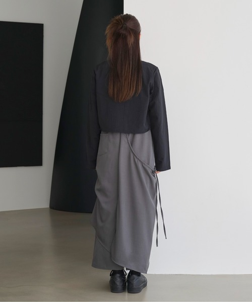 UNE MANSION（ユヌマンション）の「【UNE ORIGINAL】【ウエストゴム仕様】ダブルラップレイヤードアンバランスピンタックユニークロングスカート（スカート・レディース・チャコール/ブラック/ダークブラウン・FREE）」の5枚目の写真
