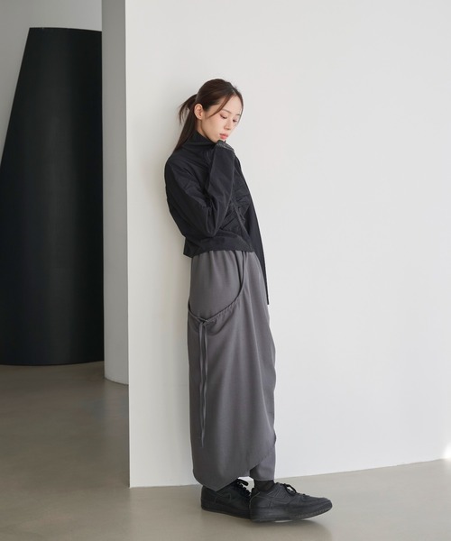 UNE MANSION（ユヌマンション）の「【UNE ORIGINAL】【ウエストゴム仕様】ダブルラップレイヤードアンバランスピンタックユニークロングスカート（スカート・レディース・チャコール/ブラック/ダークブラウン・FREE）」の12枚目の写真