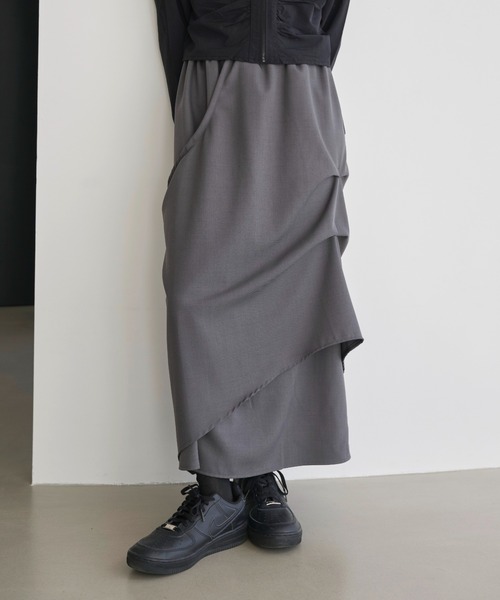 UNE MANSION（ユヌマンション）の「【UNE ORIGINAL】【ウエストゴム仕様】ダブルラップレイヤードアンバランスピンタックユニークロングスカート（スカート・レディース・チャコール/ブラック/ダークブラウン・FREE）」の18枚目の写真