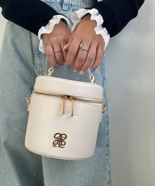 one after another NICE CLAUP（ワンアフターアナザーナイスクラップ）の「エンブレム付きバニティーバッグ（ショルダーバッグ・レディース・ブラック/アイボリー/キャメル・FREE）」の2枚目の写真