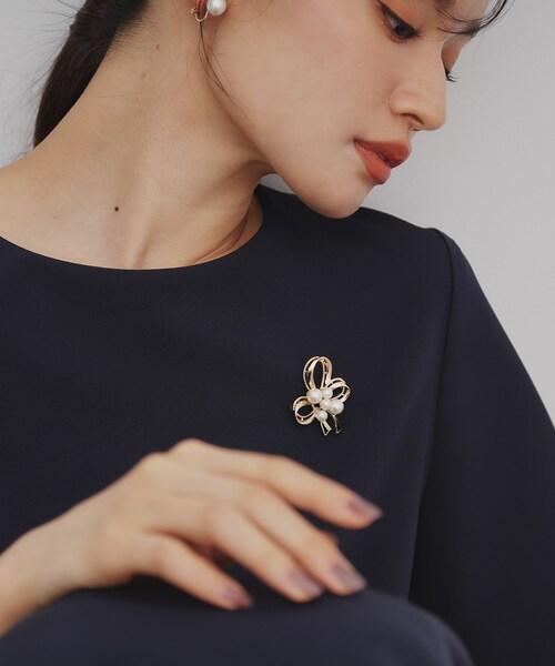 OPAQUE.CLIP（オペークドットクリップ）の「リボン型フェイクパールブローチ（ブローチ/コサージュ・レディース・ゴールド/シルバー・00）」の3枚目の写真