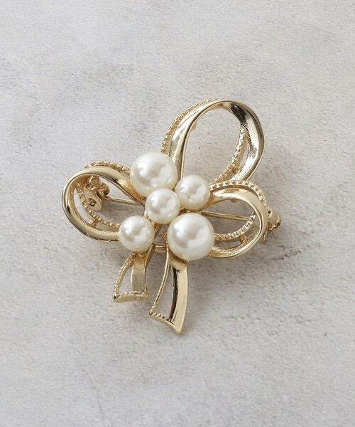 OPAQUE.CLIP（オペークドットクリップ）の「リボン型フェイクパールブローチ（ブローチ/コサージュ・レディース・ゴールド/シルバー・00）」の4枚目の写真