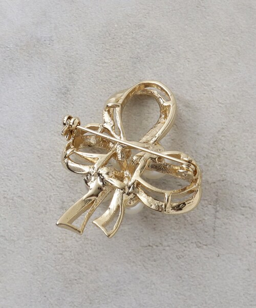 OPAQUE.CLIP（オペークドットクリップ）の「リボン型フェイクパールブローチ（ブローチ/コサージュ・レディース・ゴールド/シルバー・00）」の5枚目の写真