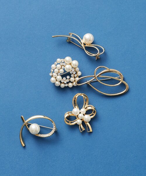 OPAQUE.CLIP（オペークドットクリップ）の「リボン型フェイクパールブローチ（ブローチ/コサージュ・レディース・ゴールド/シルバー・00）」の8枚目の写真