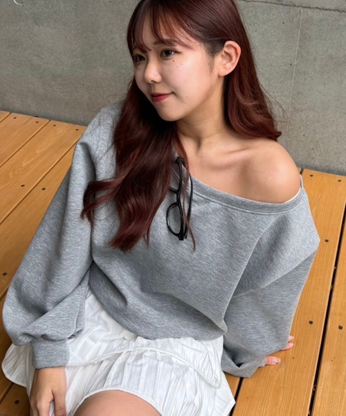 continuer de NICE CLAUP（コンティニューデナイスクラップ）の「【ZOZO限定/インフルエンサー企画】ワンショルトップス（スウェット・レディース・グレー/オフホワイト/ブラック・FREE）」の3枚目の写真