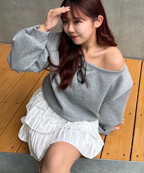 continuer de NICE CLAUP（コンティニューデナイスクラップ）の「【ZOZO限定/インフルエンサー企画】ワンショルトップス（スウェット・レディース・グレー/オフホワイト/ブラック・FREE）」の4枚目の写真