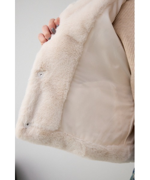AZUL by moussy（アズールバイマウジー）の「ファーショートコート（ブルゾン・レディース・アイボリー/ブラック・FREE）」の15枚目の写真