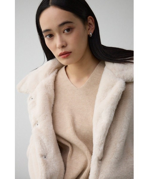 AZUL by moussy（アズールバイマウジー）の「ファーショートコート（ブルゾン・レディース・アイボリー/ブラック・FREE）」の3枚目の写真