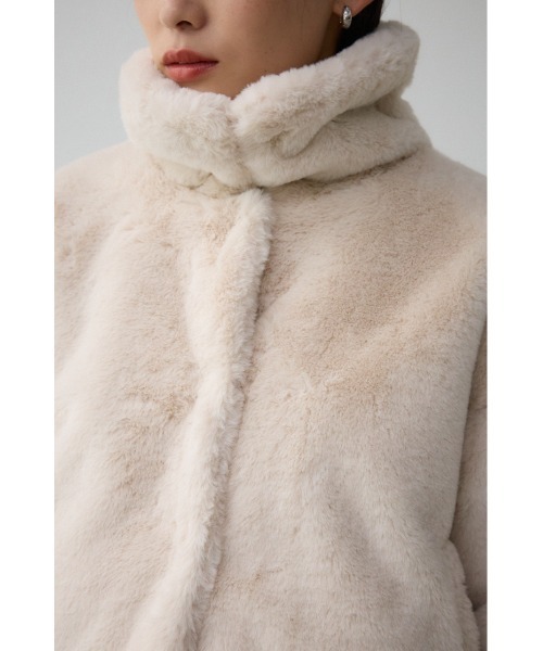 AZUL by moussy（アズールバイマウジー）の「ファーショートコート（ブルゾン・レディース・アイボリー/ブラック・FREE）」の9枚目の写真