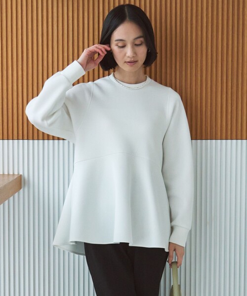 UNFILO(アンフィーロ)の「BEAUTY FORM JERSEY ペプラム トップス(スウェット・レディース・ベージュ系/ホワイト系/ネイビー系・MEDIUM/SMALL)」の1枚目の写真