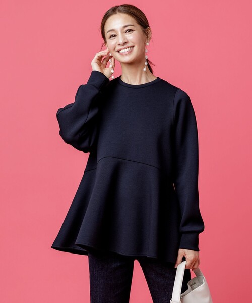 UNFILO(アンフィーロ)の「BEAUTY FORM JERSEY ペプラム トップス(スウェット・レディース・ベージュ系/ホワイト系/ネイビー系・MEDIUM/SMALL)」の4枚目の写真