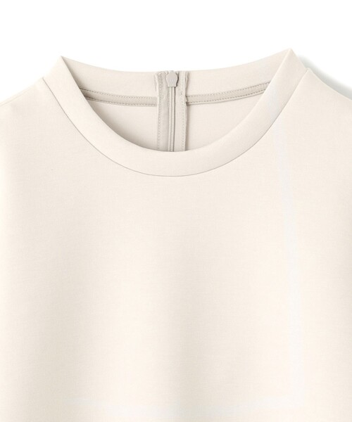 UNFILO(アンフィーロ)の「BEAUTY FORM JERSEY ペプラム トップス(スウェット・レディース・ベージュ系/ホワイト系/ネイビー系・MEDIUM/SMALL)」の10枚目の写真