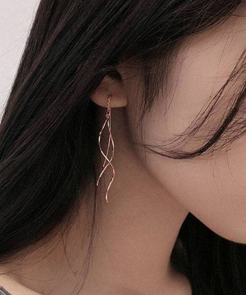 Forcement(フォースメント)の「ウェーブデザインロングピアス(ピアス(両耳用)・レディース・シルバー/ピンクゴールド・ONESIZE)」の4枚目の写真