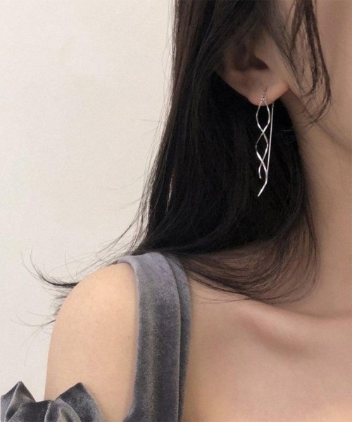 Forcement(フォースメント)の「ウェーブデザインロングピアス(ピアス(両耳用)・レディース・シルバー/ピンクゴールド・ONESIZE)」の7枚目の写真