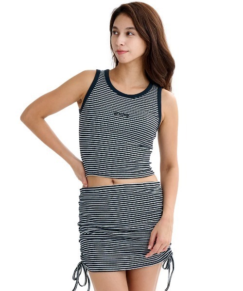BILLABONG(ビラボン)の「BILLABONG レディース BABY FIT RIB BRA CUP TANK タンクトップ 【2025年夏モデル】/ビラボンカップ付きボーダーリブタンクトップ(タンクトップ・レディース・ブラウン系その他/ブラック/レッド・MEDIUM)」の2枚目の写真