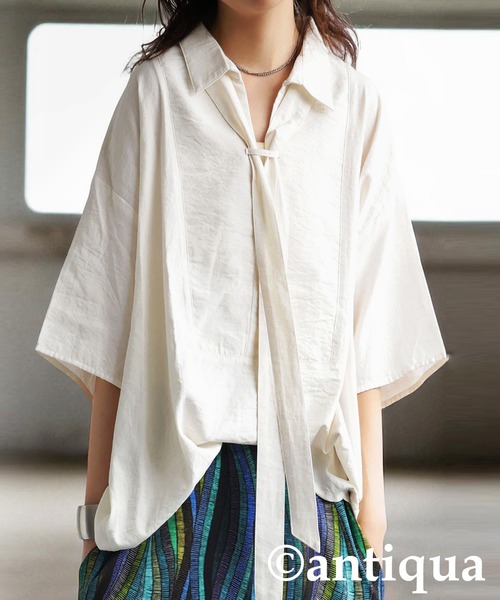 antiqua(アンティカ)の「スカーフ付きスキッパーシャツ(シャツ/ブラウス・レディース・ブラック/ホワイト・ONESIZE)」の2枚目の写真