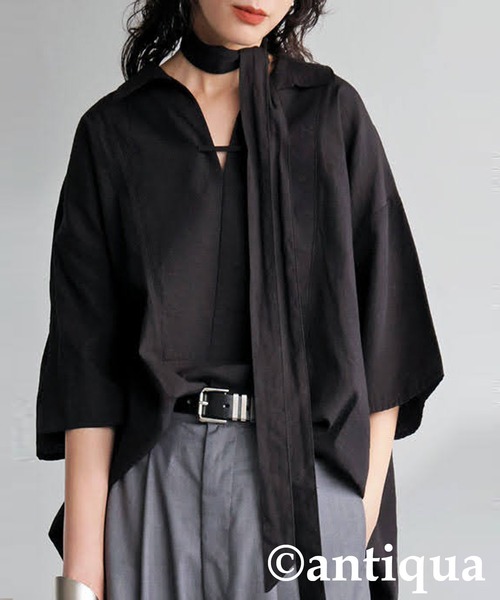 antiqua(アンティカ)の「スカーフ付きスキッパーシャツ(シャツ/ブラウス・レディース・ブラック/ホワイト・ONESIZE)」の1枚目の写真