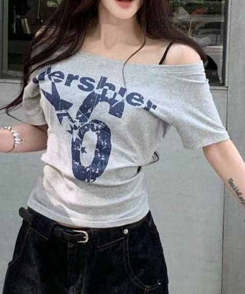 MEMECLE（メメクル）の「【 MEMECLE / メメクル 】レトロロゴ ナンバーシックスプリントオフショルカットソー（Tシャツ/カットソー・レディース・イエロー/ネイビー/ホワイト/グレー・MEDIUM/SMALL）」の2枚目の写真