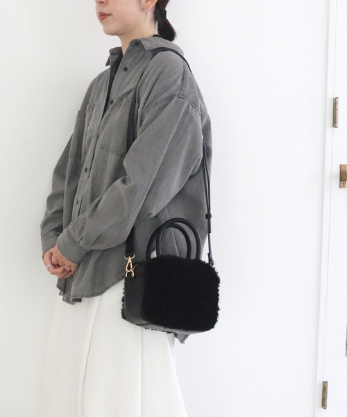 MIAN （ミアン）の「ボア2wayスクエアショルダーバッグ（ショルダーバッグ・レディース・ブラック/モカ/セージグリーン・FREE）」の2枚目の写真