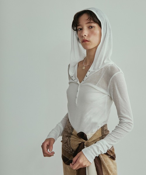 LOSCa(ロスカ)の「ヘンリーネックカットソーフーディー(Tシャツ/カットソー・レディース・グレー/ホワイト×ブラック/アイボリー・FREE)」の8枚目の写真