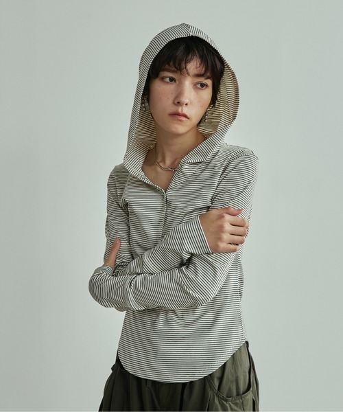 LOSCa(ロスカ)の「ヘンリーネックカットソーフーディー(Tシャツ/カットソー・レディース・グレー/ホワイト×ブラック/アイボリー・FREE)」の16枚目の写真