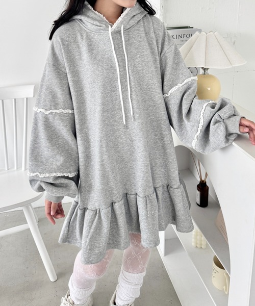 SOLLON.(ソルロン)の「フリルフーディーミニワンピース(ワンピース・レディース・グレー/ブラック・FREE)」の2枚目の写真