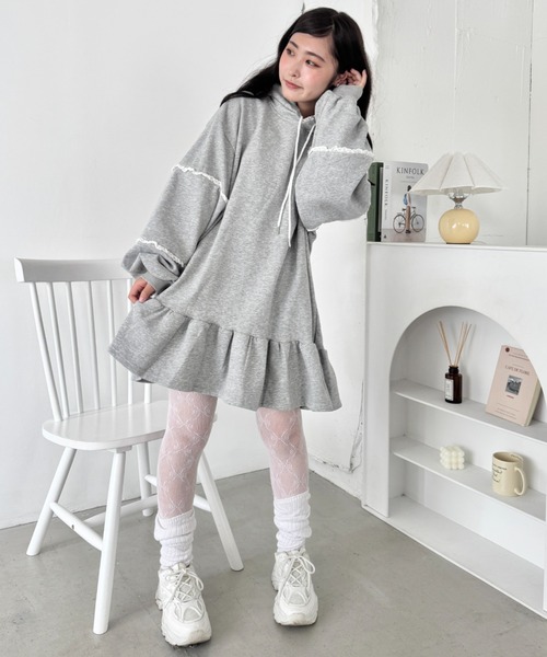 SOLLON.(ソルロン)の「フリルフーディーミニワンピース(ワンピース・レディース・グレー/ブラック・FREE)」の10枚目の写真