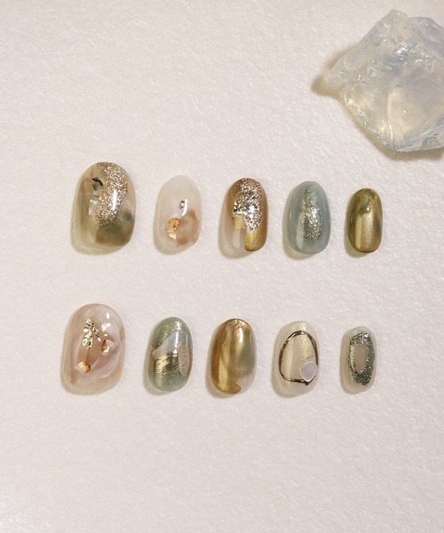 Anail（エーネイル）の「水光ネイルカーキゴールドホイルニュアンスショートオーバルネイルチップ（ネイルシール/ネイルチップ・レディース・カーキ・SMALL/MEDIUM/LARGE）」の6枚目の写真