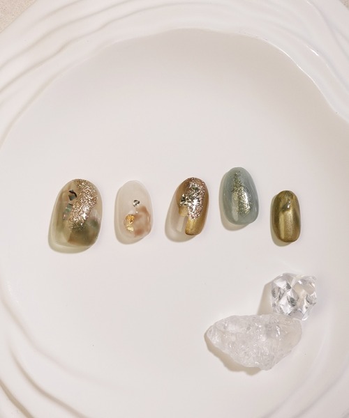 Anail（エーネイル）の「水光ネイルカーキゴールドホイルニュアンスショートオーバルネイルチップ（ネイルシール/ネイルチップ・レディース・カーキ・SMALL/MEDIUM/LARGE）」の8枚目の写真