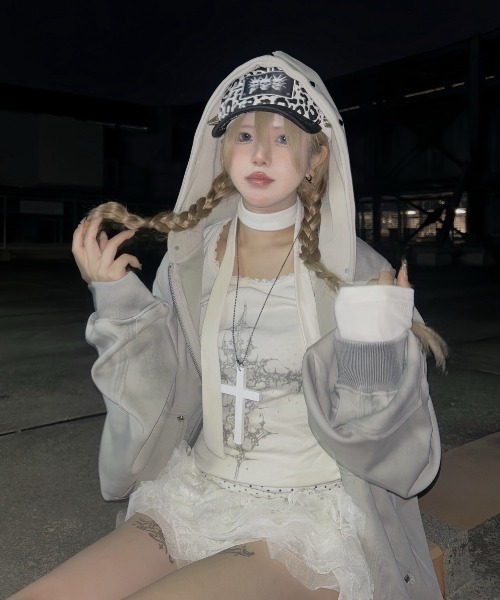 Never mind the XU / Chikashitsu+（ネバーマインド ザ エックスユー / チカシツプラス）の「【nmtc+】side gather cross long sleeve / 【エヌエムティーシープラス】サイドギャザークロス長袖Tシャツ（Tシャツ/カットソー・レディース・チャコール/アイボリー・ONE SIZE）」の2枚目の写真