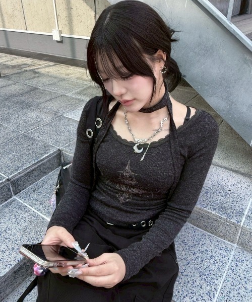 Never mind the XU / Chikashitsu+（ネバーマインド ザ エックスユー / チカシツプラス）の「【nmtc+】side gather cross long sleeve / 【エヌエムティーシープラス】サイドギャザークロス長袖Tシャツ（Tシャツ/カットソー・レディース・チャコール/アイボリー・ONE SIZE）」の7枚目の写真