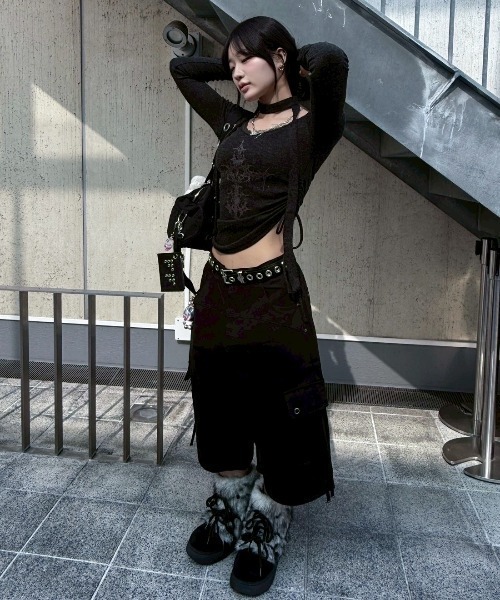 Never mind the XU / Chikashitsu+（ネバーマインド ザ エックスユー / チカシツプラス）の「【nmtc+】side gather cross long sleeve / 【エヌエムティーシープラス】サイドギャザークロス長袖Tシャツ（Tシャツ/カットソー・レディース・チャコール/アイボリー・ONE SIZE）」の12枚目の写真